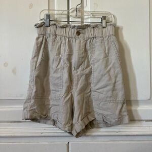 Risen women’s beige high waisted linen blend shorts size small